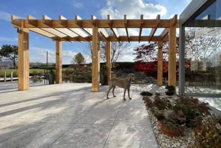 Dřevěná pergola bez viditelných zavětrovacích prvků