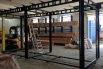 Dřevěná pergola bez viditelných zavětrovacích prvků - ocelová kostra vytvářející nosný skelet